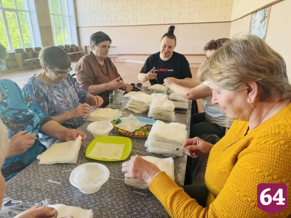 Саратовские женщины изготовили более 500 наборов сухого душа для защитников