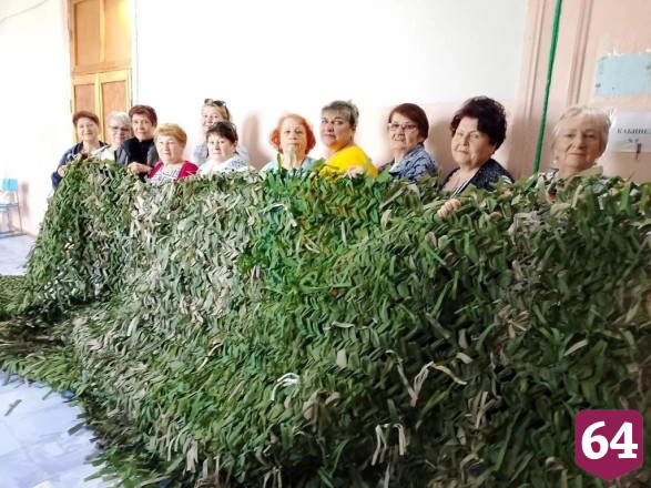 Саратовские пенсионерки плетут летние маскировочные сети для фронта