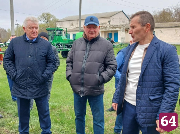 Саратовским аграриям презентовали многофункциональные плуги и агродроны